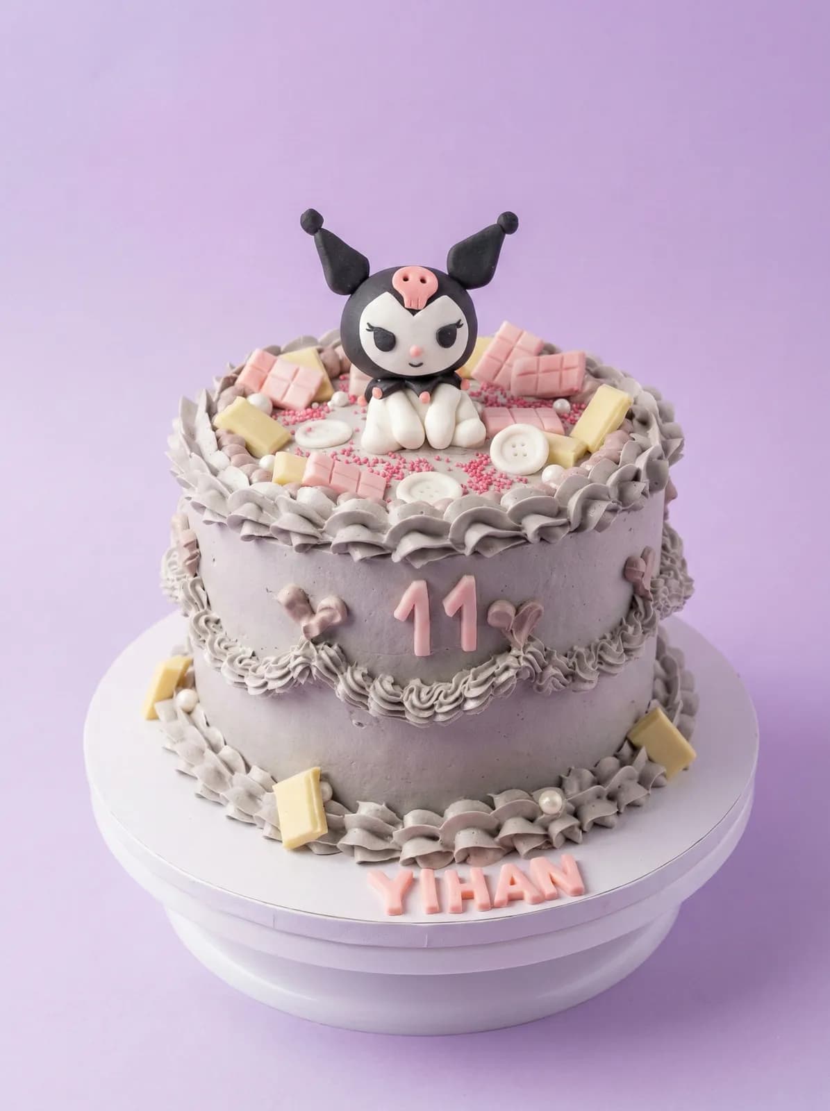 Gâteau d'anniversaire kawaii violet avec personnage pour les 11 ans de Tihana