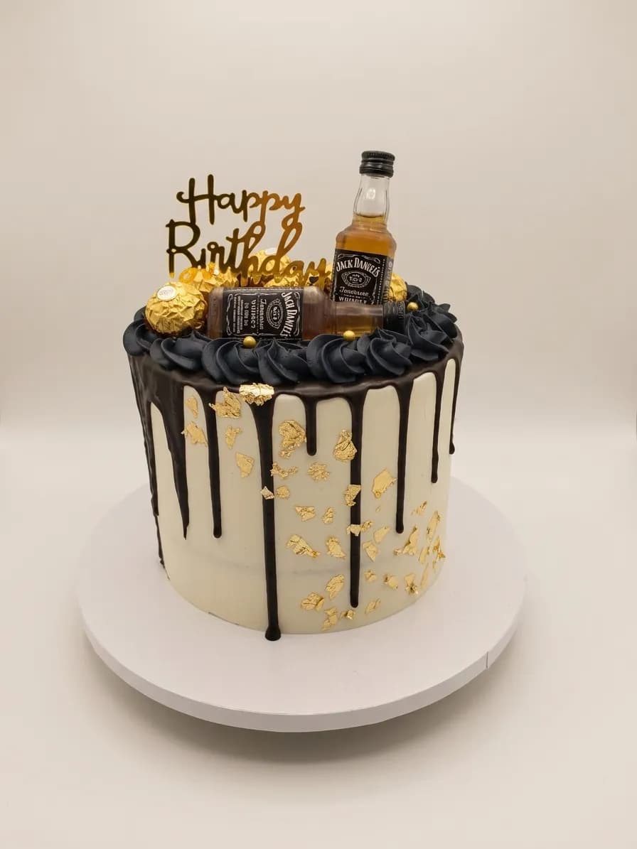 Gâteau d'anniversaire drip noir et or sur le thème du whisky