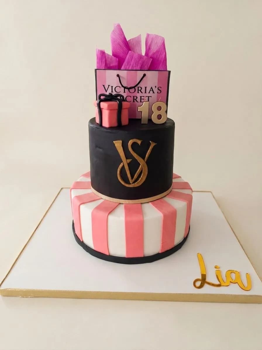 Gâteau d'anniversaire glamour noir et rose pour un 18e anniversaire