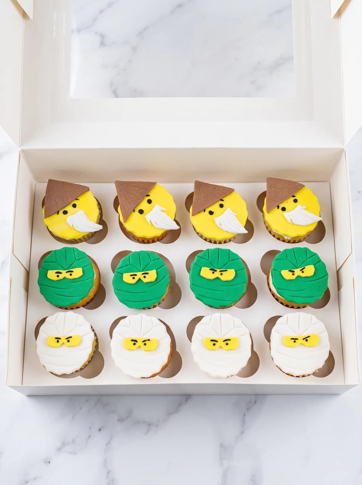Boîte de douze mini-cupcakes personnalisés prêts à être livrés à Lausanne