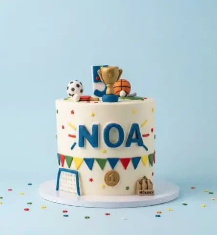 Gâteau d'anniversaire sur le thème des sports à un étage pour les 5 ans de Noa